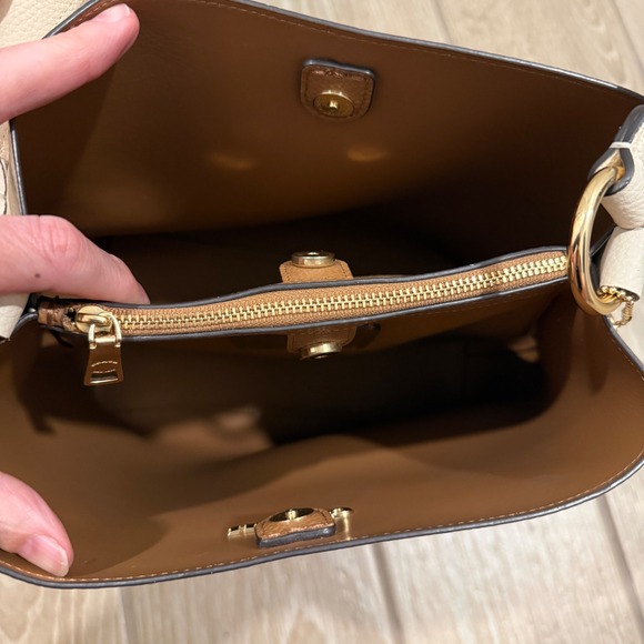 Coach Town Bucket Bag Cream Polished Pebble Leather Gold Hardware NWOT - Picture 7 of 9